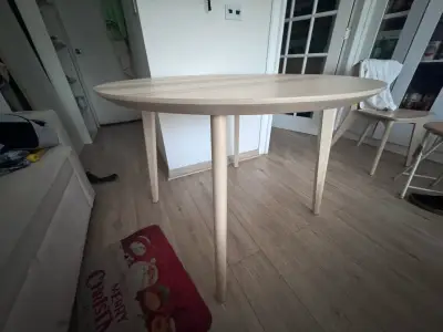 Mesa redonda de madera clara estilo moderno - miniatura 1