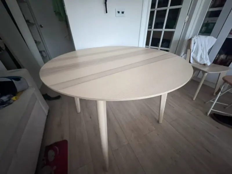 Mesa redonda de madera clara estilo moderno - 2