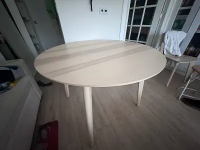 Mesa redonda de madera clara estilo moderno - miniatura 2