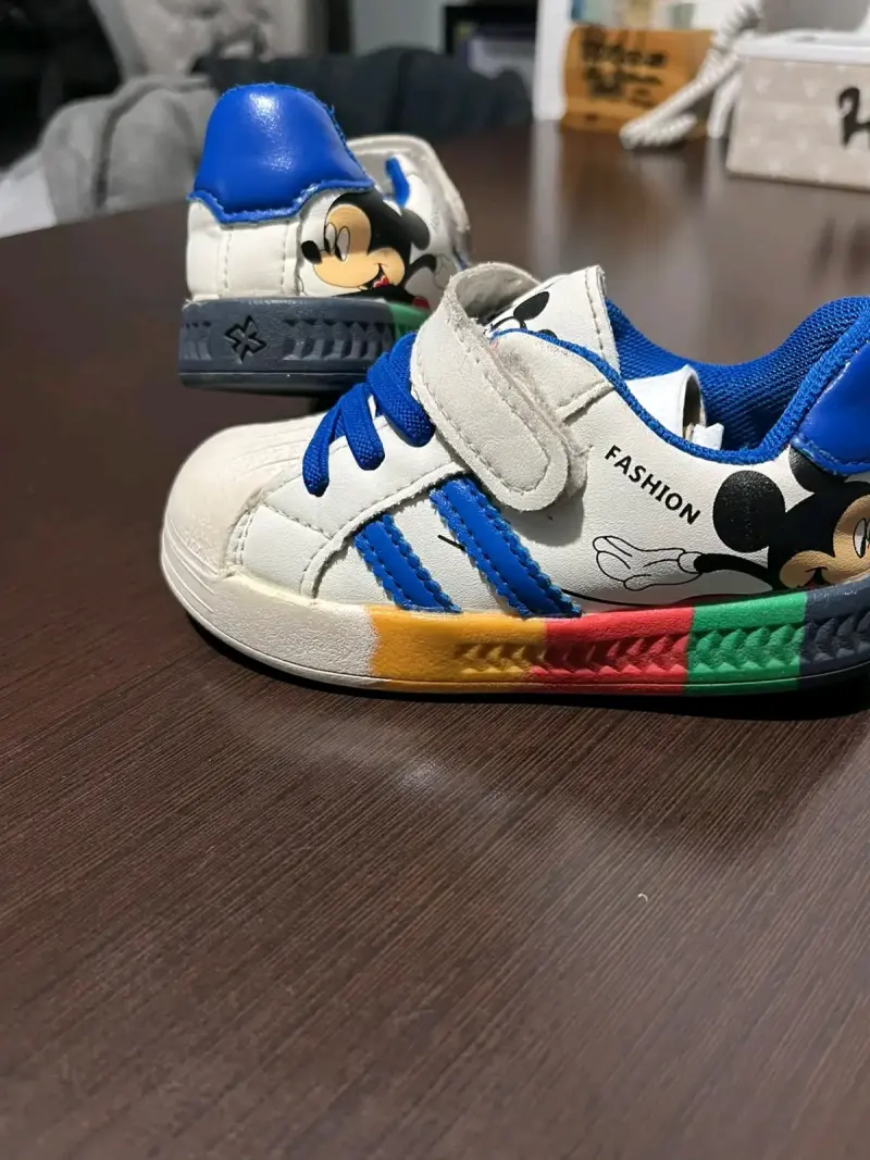 Zapatillas deportivas infantiles con diseño de personajes - 1