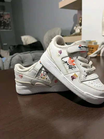 Zapatillas deportivas infantiles con diseño de personajes - miniatura 4
