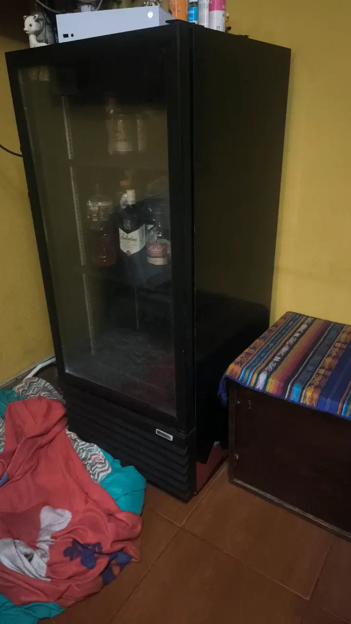 Refrigerador vitrina negro para bebidas - 1
