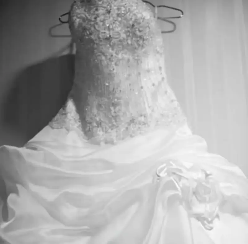 Vestido de Novia Blanco con Detalles de Encaje - 3