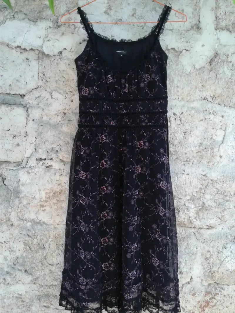 Vestido negro con encaje floral para mujer - 1