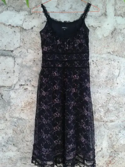 Vestido negro con encaje floral para mujer - miniatura 1