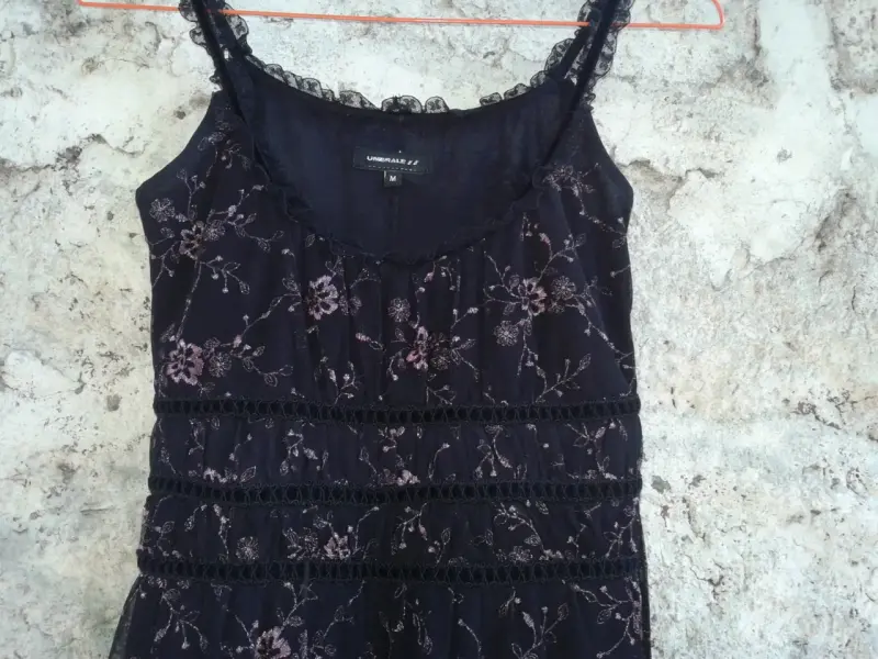 Vestido negro con encaje floral para mujer - 2