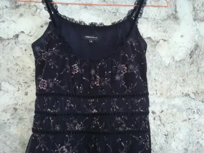 Vestido negro con encaje floral para mujer - miniatura 2