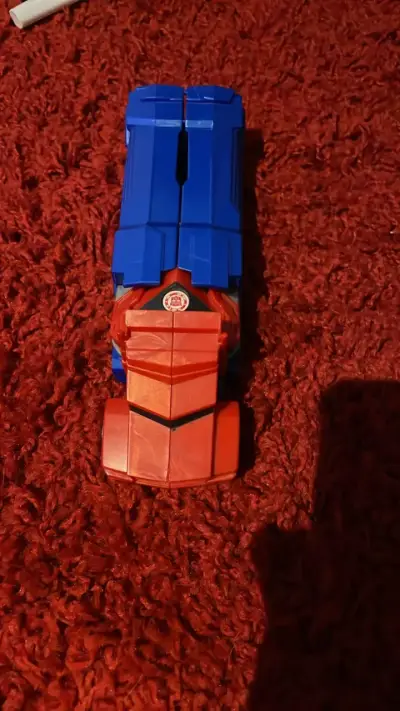 Figura de acción transformable robot rojo y azul - miniatura 3