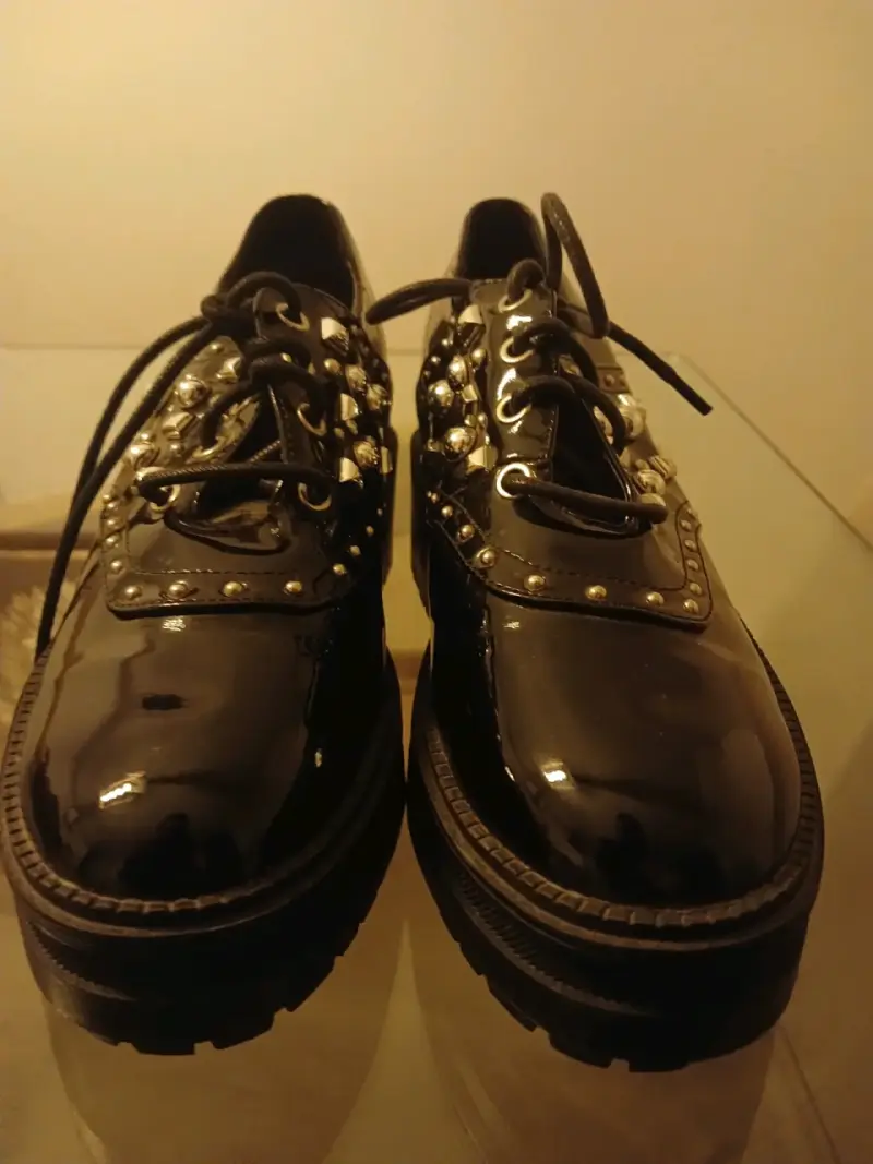 Zapatos de charol negro con tachas metálicas - 1