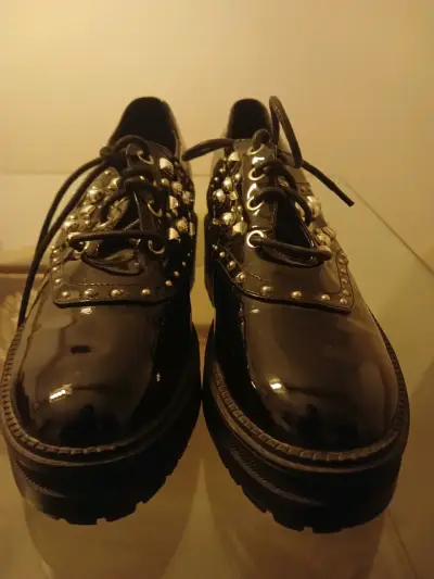 Zapatos de charol negro con tachas metálicas - miniatura 1