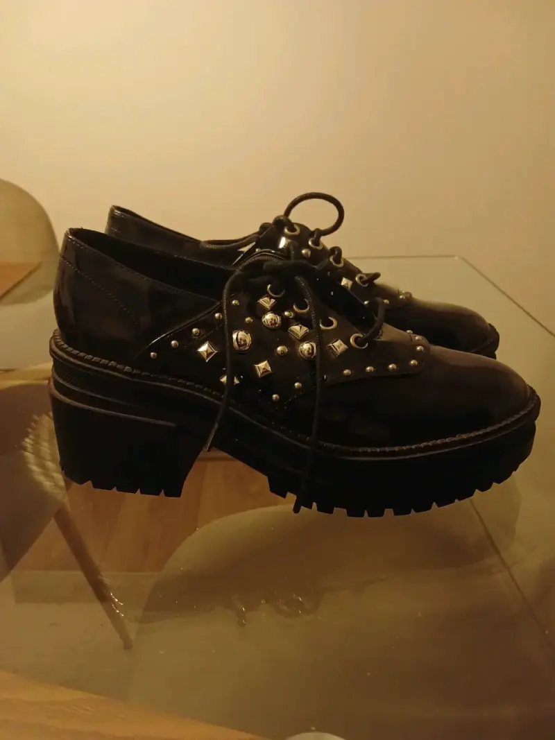 Zapatos de charol negro con tachas metálicas - 2