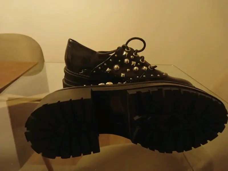 Zapatos de charol negro con tachas metálicas - 3