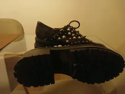 Zapatos de charol negro con tachas metálicas - miniatura 3