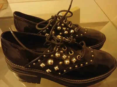 Zapatos de charol negro con tachas metálicas - miniatura 4