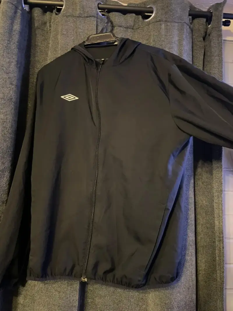 Chaqueta deportiva negra con capucha Umbro