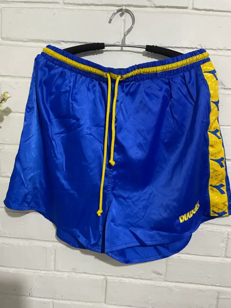 Shorts deportivos azules con detalles amarillos Diadora - 1