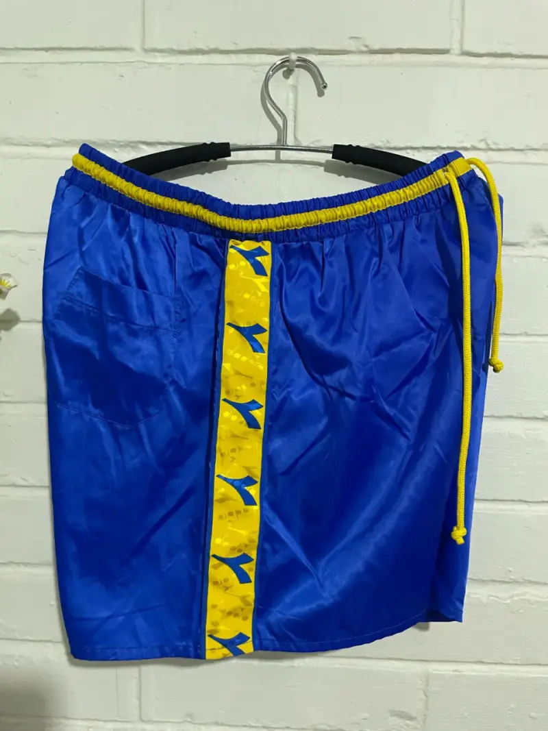 Shorts deportivos azules con detalles amarillos Diadora - 3