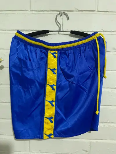 Shorts deportivos azules con detalles amarillos Diadora - miniatura 3