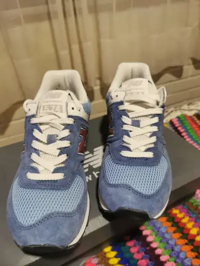 Zapatillas New Balance 574 azul y burdeos - miniatura 1