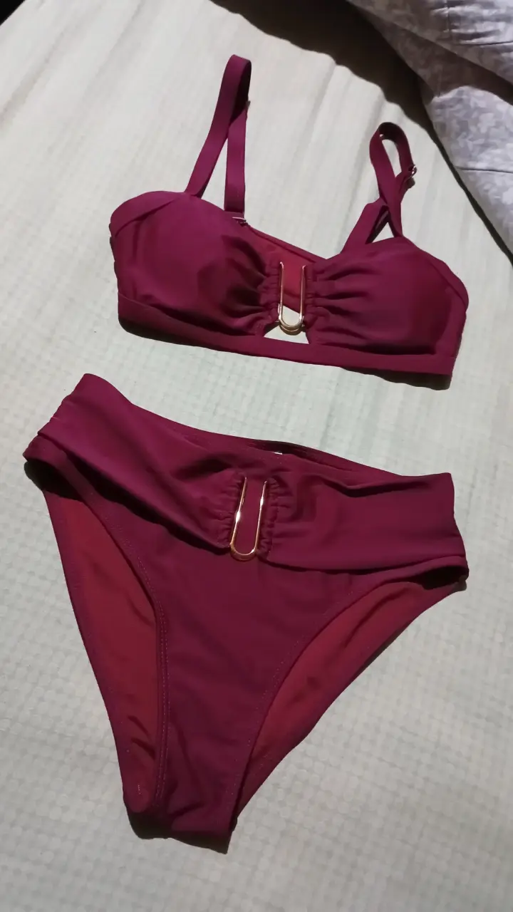 Bikini burdeos con detalles dorados