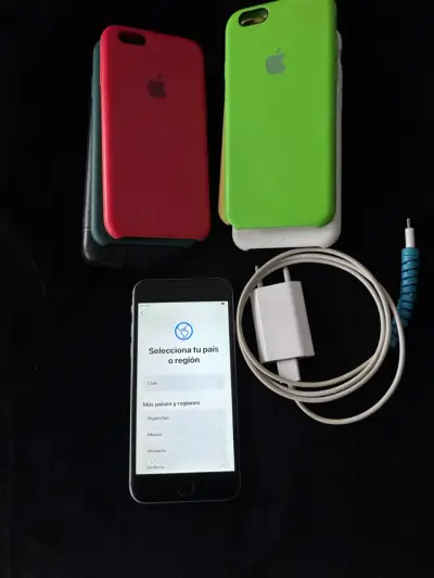 iPhone 6s con fundas y cargador - miniatura 1