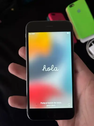 iPhone 6s con fundas y cargador - miniatura 2