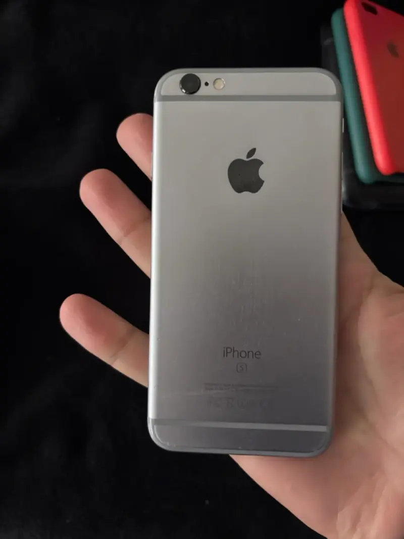 iPhone 6s con fundas y cargador - 3