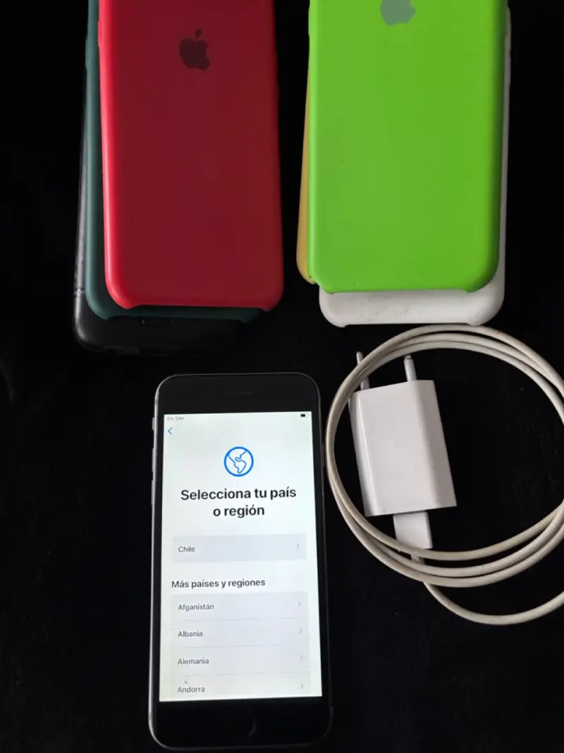iPhone 6s con fundas y cargador - 4