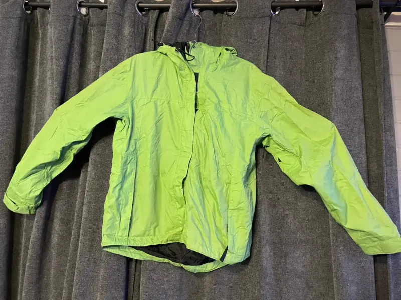 Chaqueta impermeable verde con capucha