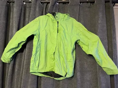 Chaqueta impermeable verde con capucha - miniatura 1