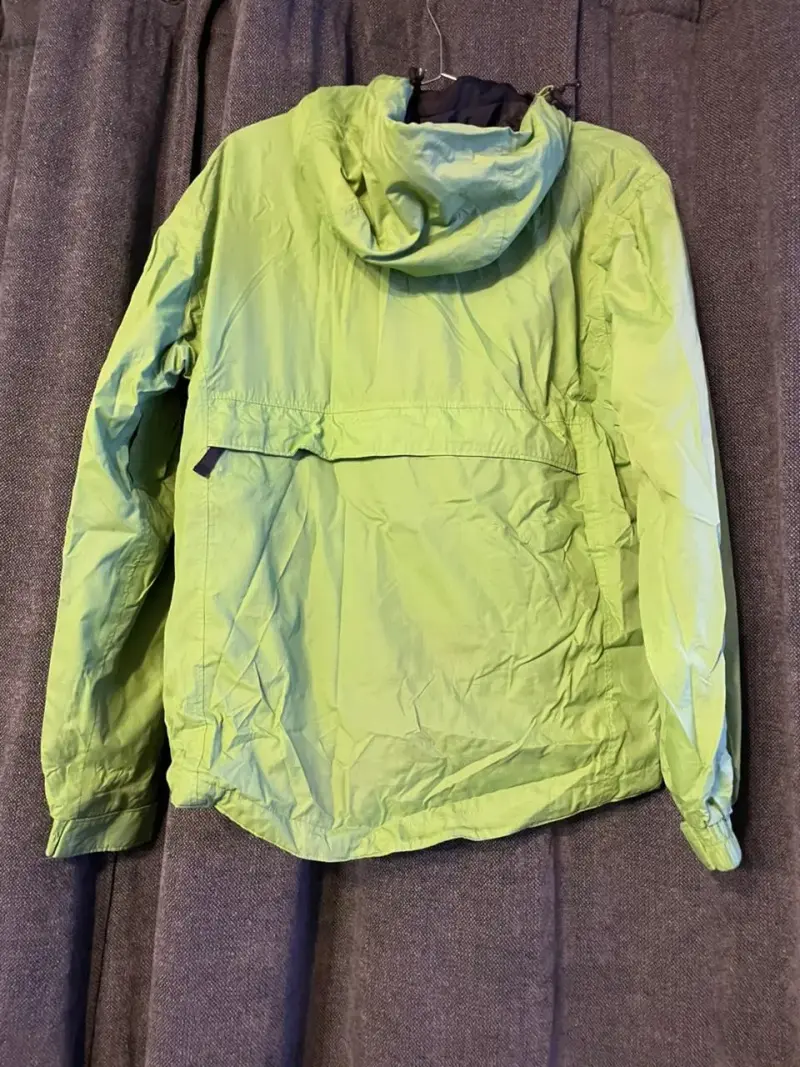 Chaqueta impermeable verde con capucha - 2