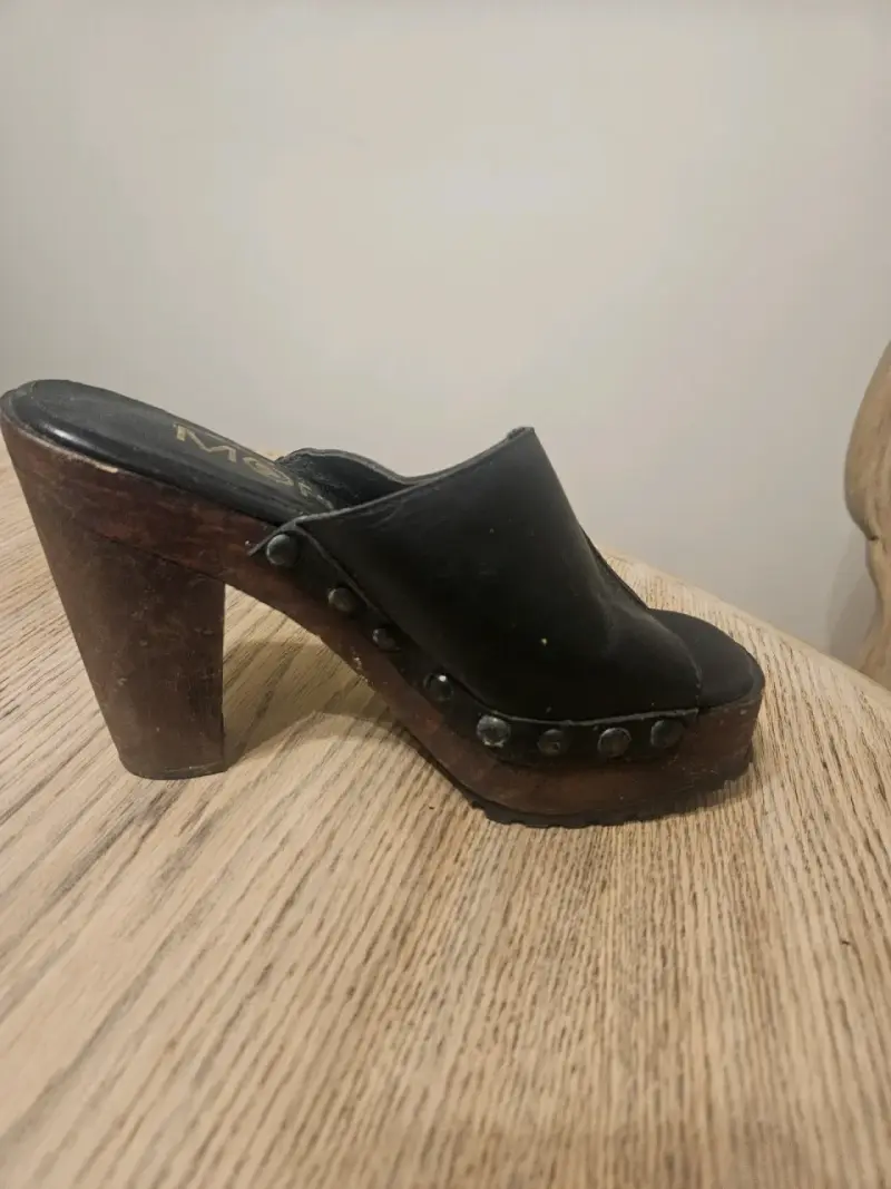 Zuecos de cuero negro con taco alto - 2