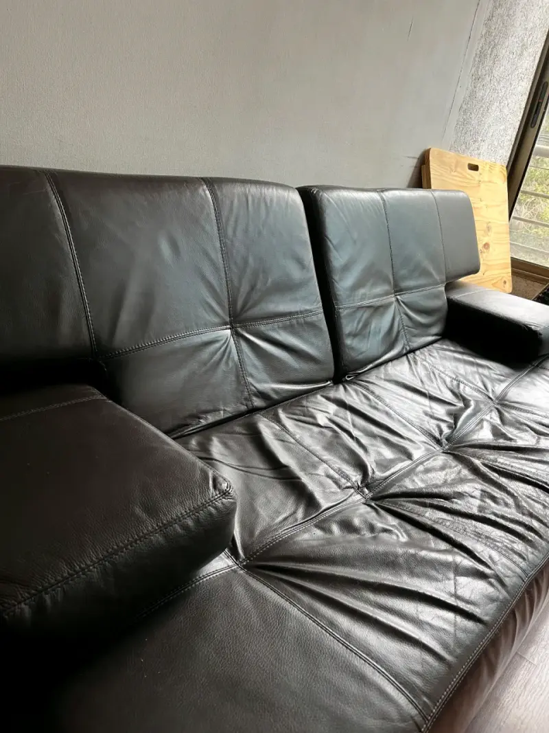 Sofá-cama de cuero marrón con desgaste visible - 2
