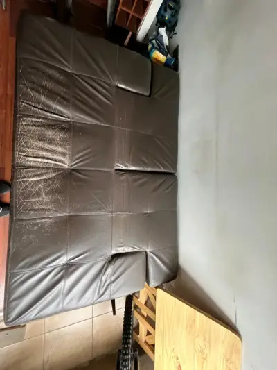 Sofá-cama de cuero marrón con desgaste visible - miniatura 3