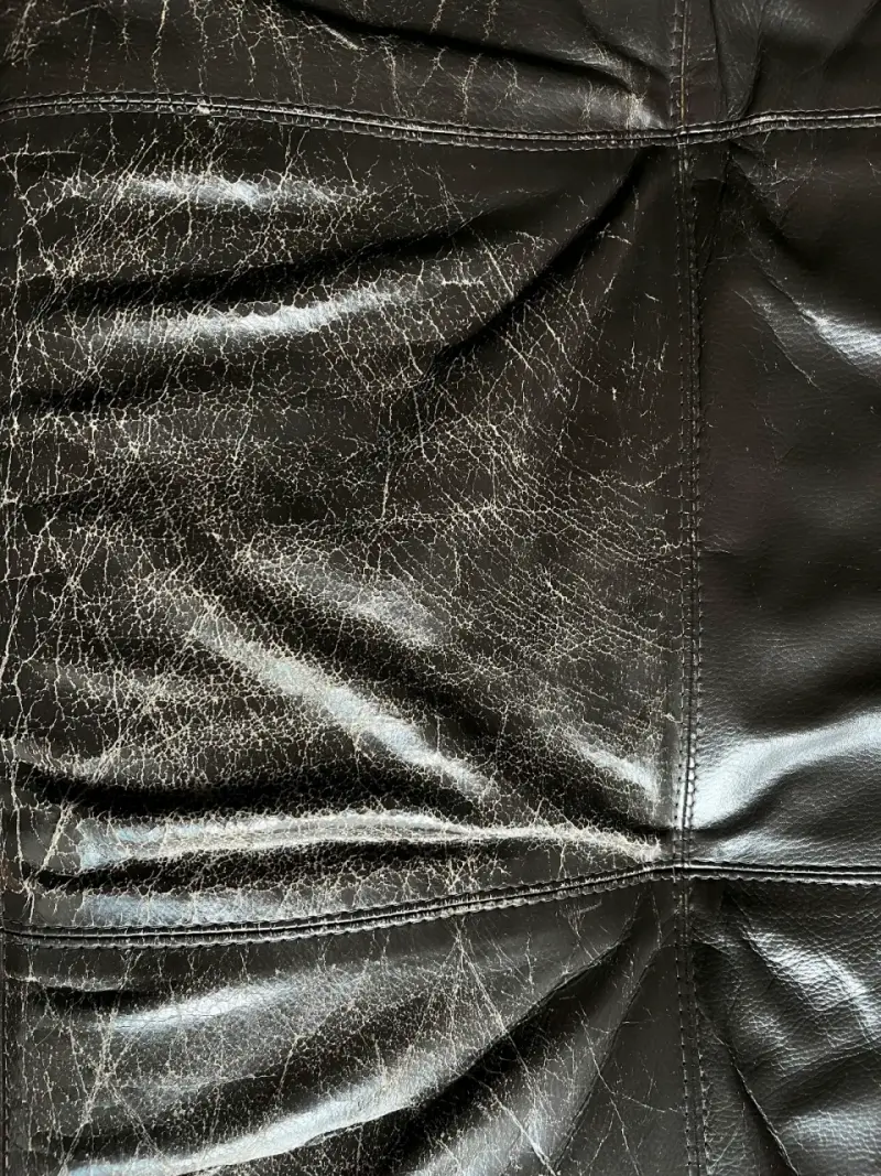 Sofá-cama de cuero marrón con desgaste visible - 4