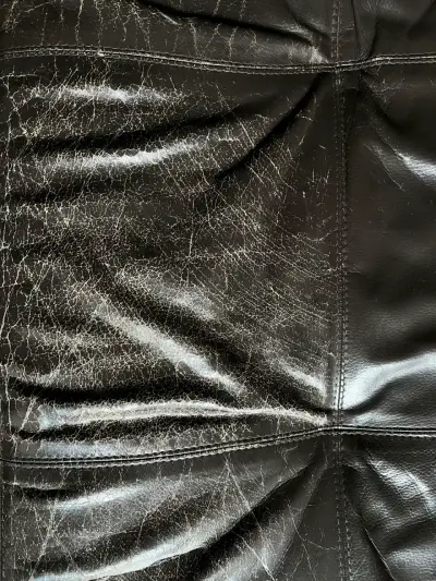 Sofá-cama de cuero marrón con desgaste visible - miniatura 4