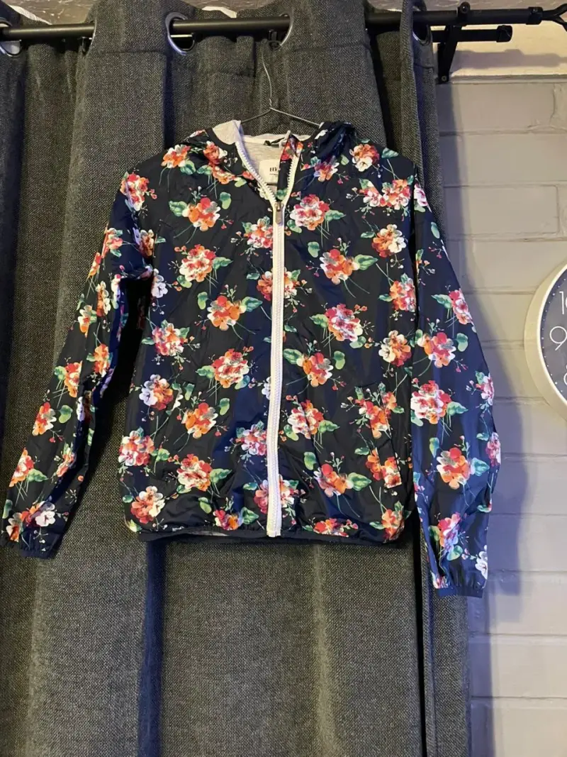 Chaqueta impermeable floral para niña