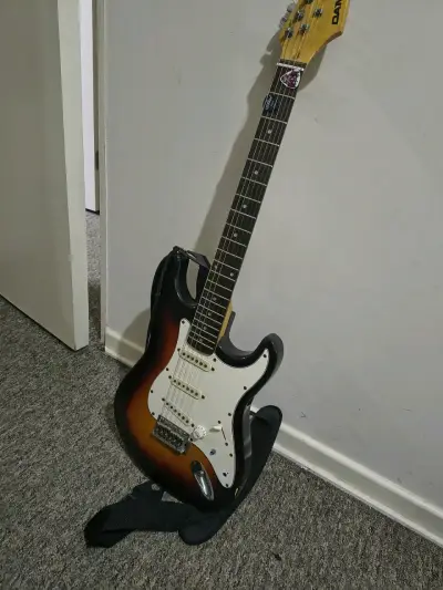 Guitarra eléctrica Damaris estilo Stratocaster - miniatura 1