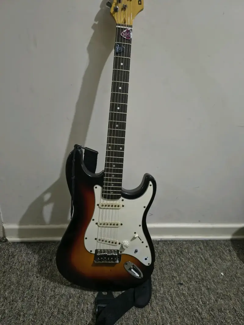 Guitarra eléctrica Damaris estilo Stratocaster - 2