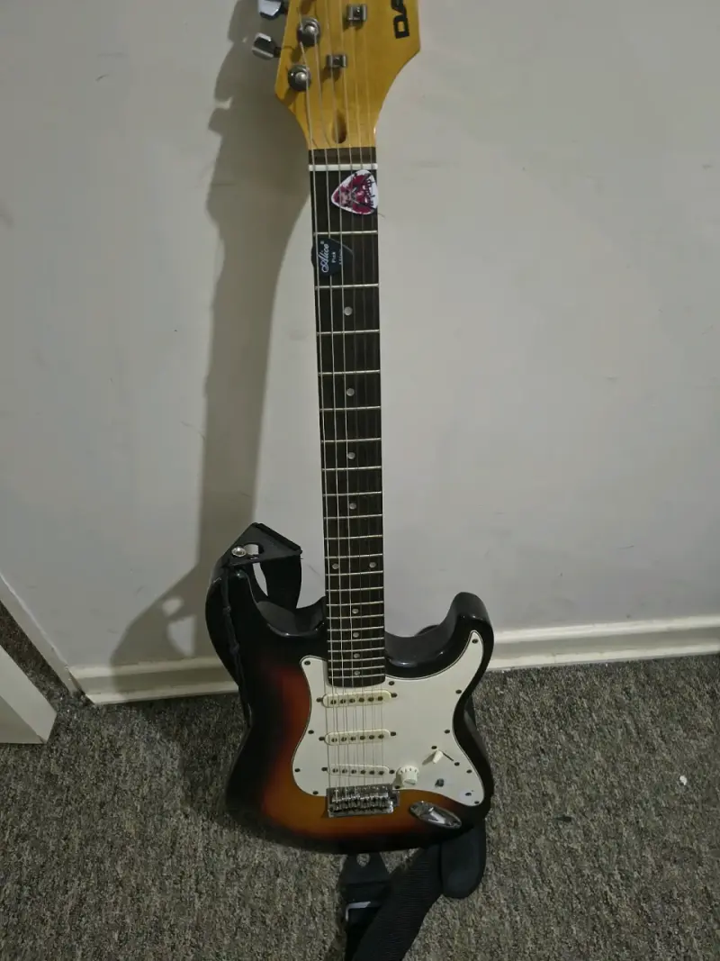 Guitarra eléctrica Damaris estilo Stratocaster - 3