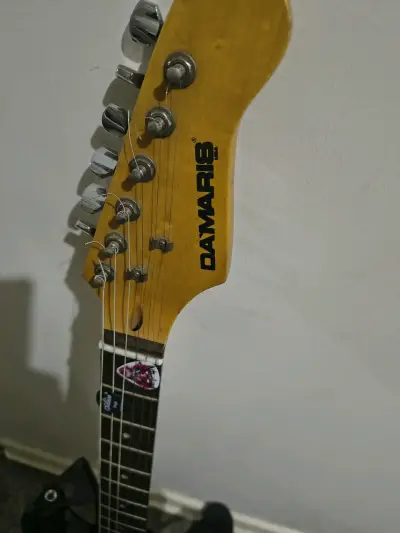 Guitarra eléctrica Damaris estilo Stratocaster - miniatura 4