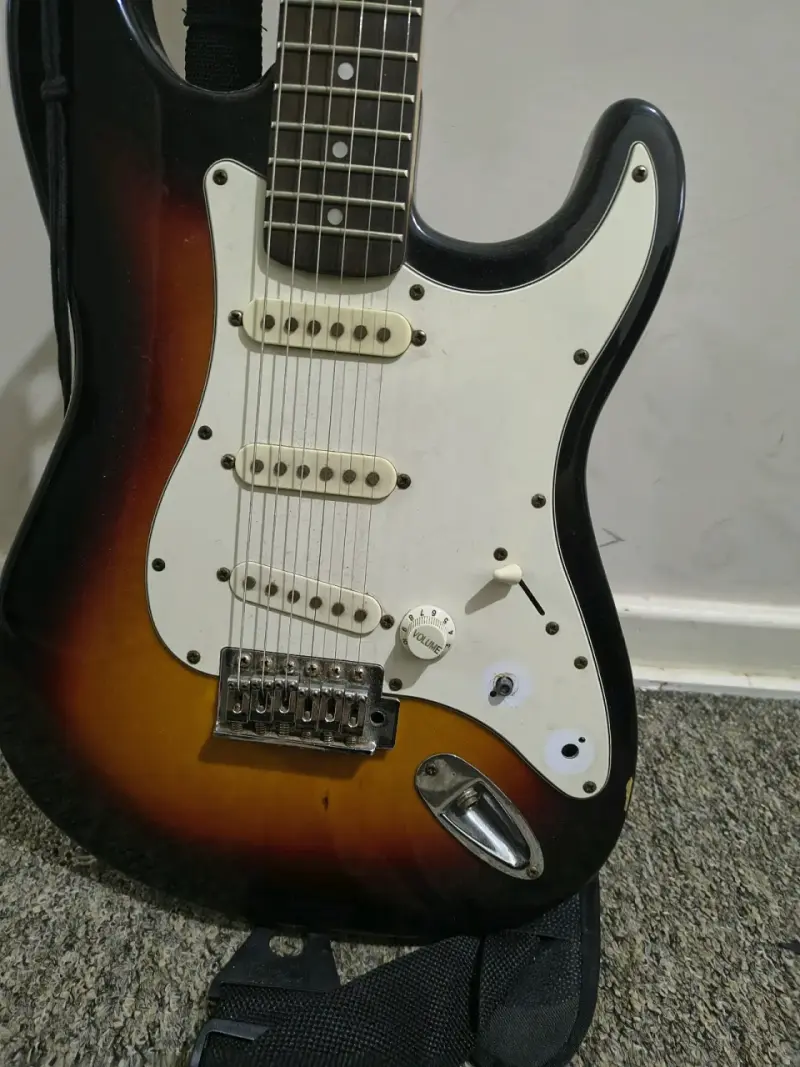 Guitarra eléctrica Damaris estilo Stratocaster - 5