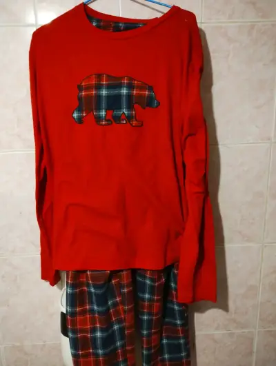 Pijama de invierno rojo con diseño de oso - miniatura 1