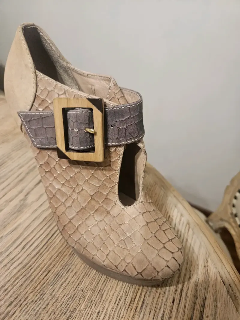 Zapatos de tacón alto con diseño de piel de serpiente - 1