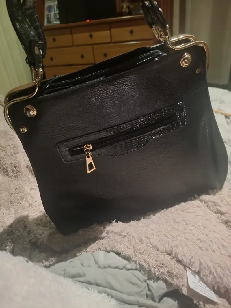 Cartera negra elegante con detalles dorados - 2