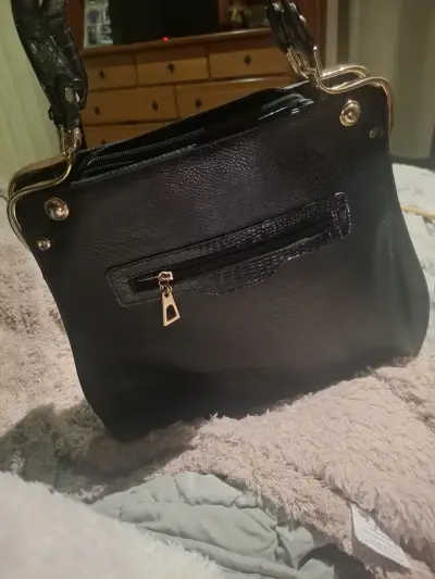 Cartera negra elegante con detalles dorados - miniatura 2