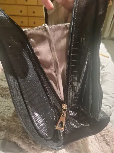 Cartera negra elegante con detalles dorados - miniatura 3