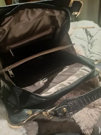 Cartera negra elegante con detalles dorados - miniatura 4