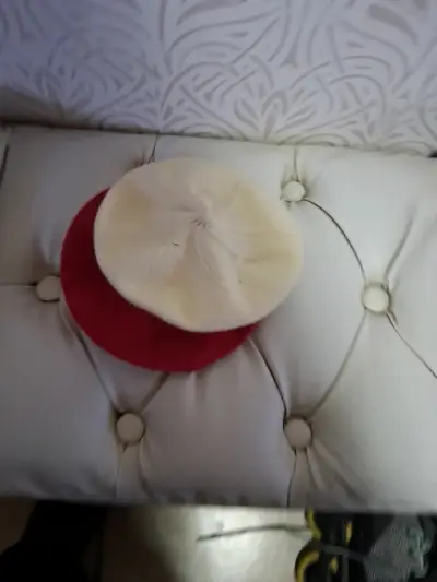 Boina de lana roja y beige para niña menor de 6 añ - miniatura 2