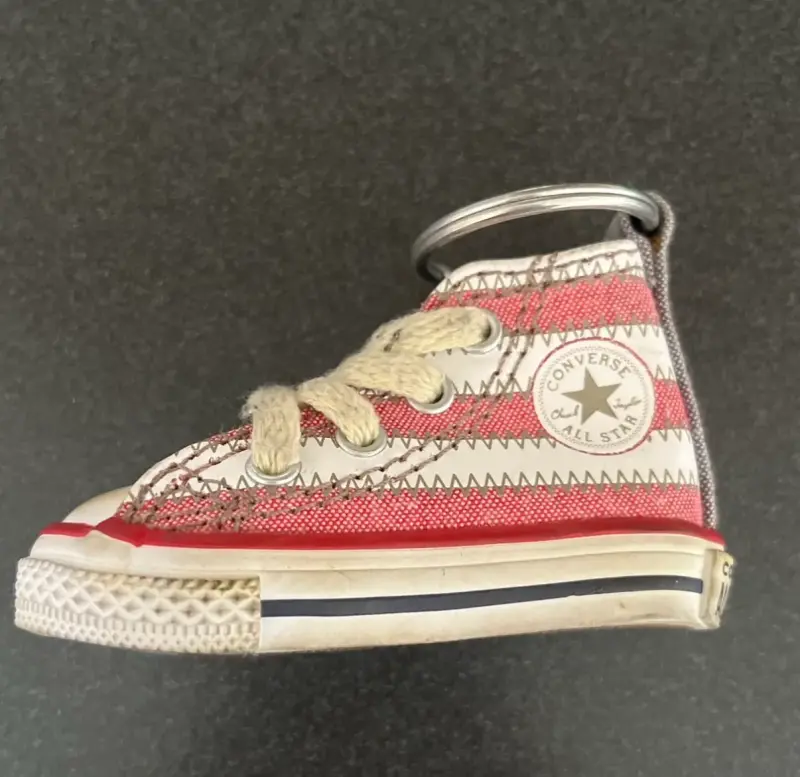 Llavero Zapatilla Converse All Star Rayas Rojas - 1